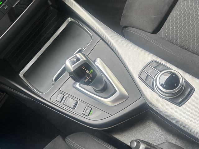 BMW Serie 1 118d color Negro. Año 2018. 110KW(150CV). Diésel. En concesionario Pruna Motor de Barcelona