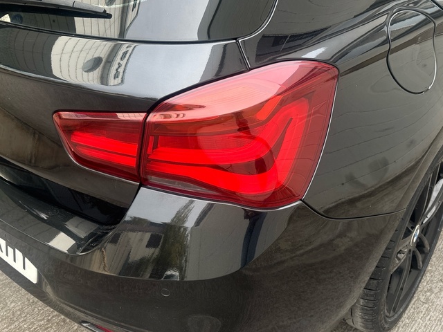 BMW Serie 1 118d color Negro. Año 2018. 110KW(150CV). Diésel. En concesionario Pruna Motor de Barcelona