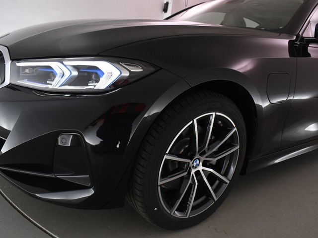 BMW Serie 3 330e color Negro. Año 2025. 215KW(292CV). Híbrido Electro/Gasolina. En concesionario BYmyCAR Madrid - Algete de Madrid