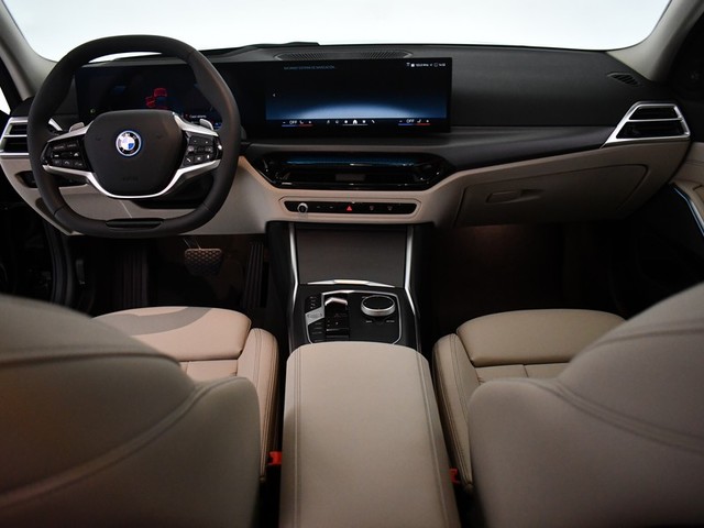 BMW Serie 3 330e color Negro. Año 2025. 215KW(292CV). Híbrido Electro/Gasolina. En concesionario BYmyCAR Madrid - Algete de Madrid