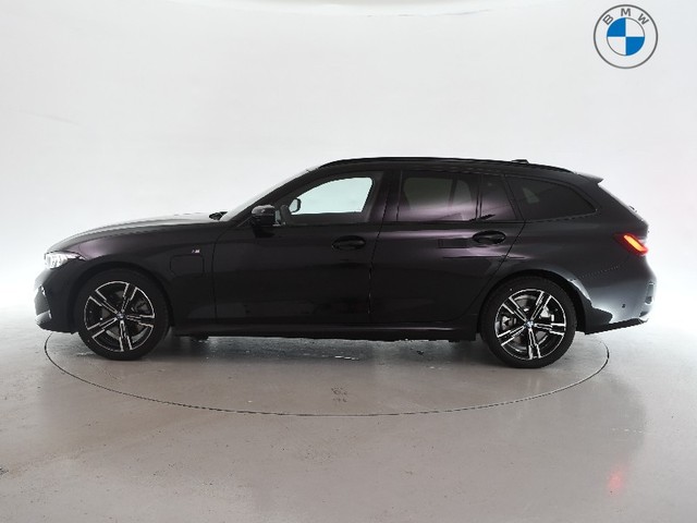 BMW Serie 3 330e Touring color Negro. Año 2025. 215KW(292CV). Híbrido Electro/Gasolina. En concesionario BYmyCAR Madrid - Algete de Madrid