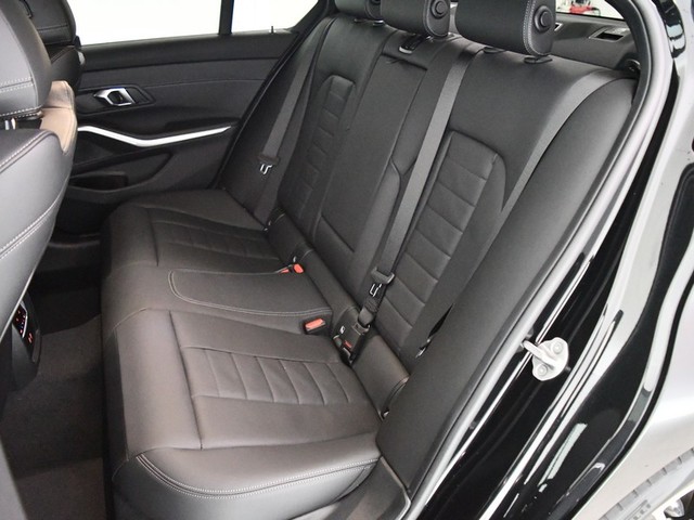 BMW Serie 3 330i color Negro. Año 2025. 180KW(245CV). Gasolina. En concesionario BYmyCAR Madrid - Algete de Madrid