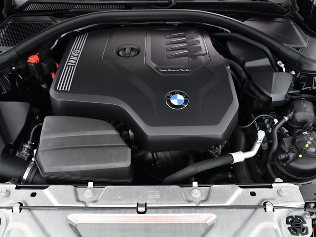 BMW Serie 3 330i color Negro. Año 2025. 180KW(245CV). Gasolina. En concesionario BYmyCAR Madrid - Algete de Madrid