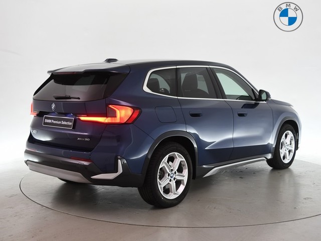 BMW iX1 xDrive30 color Azul. Año 2025. 230KW(313CV). Eléctrico. En concesionario BYmyCAR Madrid - Algete de Madrid