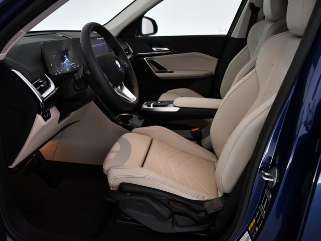 BMW iX1 xDrive30 color Azul. Año 2025. 230KW(313CV). Eléctrico. En concesionario BYmyCAR Madrid - Algete de Madrid