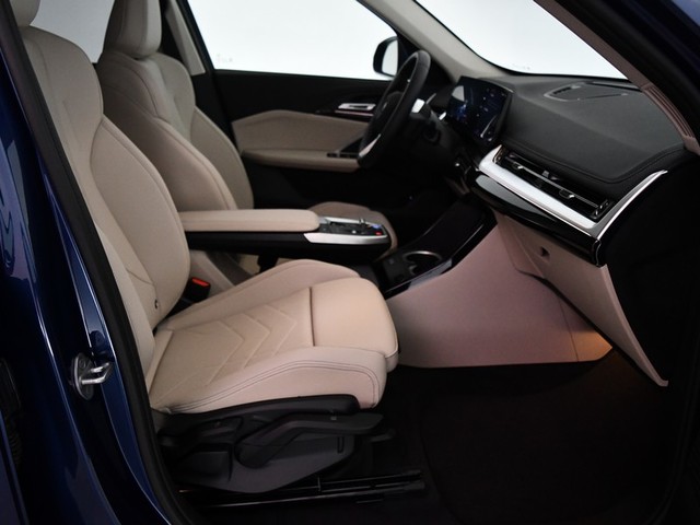 BMW iX1 xDrive30 color Azul. Año 2025. 230KW(313CV). Eléctrico. En concesionario BYmyCAR Madrid - Algete de Madrid