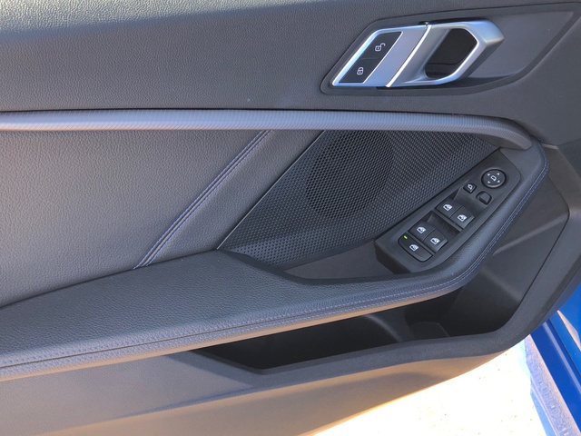 BMW Serie 1 118i color Azul. Año 2023. 103KW(140CV). Gasolina. En concesionario Proa Premium Palma de Illes Balears