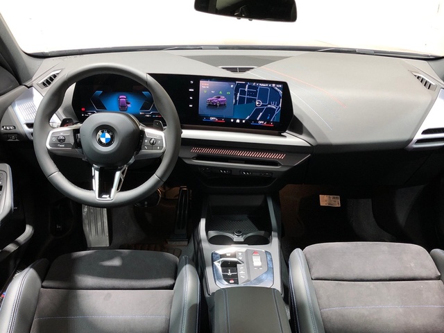 BMW Serie 1 120i color Violeta. Año 2025. 125KW(170CV). Gasolina. En concesionario Movilnorte El Carralero de Madrid