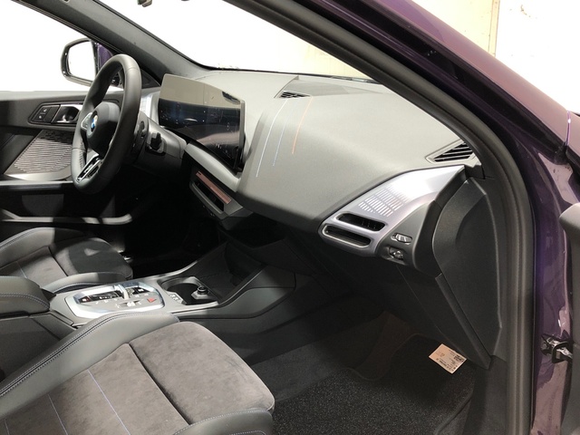 BMW Serie 1 120i color Violeta. Año 2025. 125KW(170CV). Gasolina. En concesionario Movilnorte El Carralero de Madrid