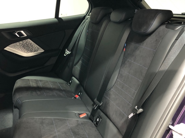 BMW Serie 1 120i color Violeta. Año 2025. 125KW(170CV). Gasolina. En concesionario Movilnorte El Carralero de Madrid