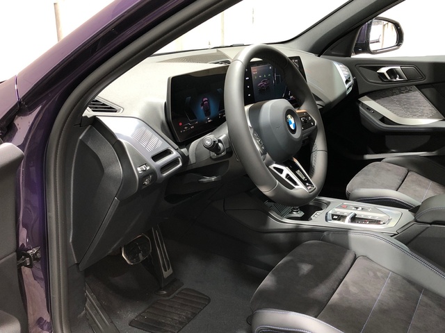 BMW Serie 1 120i color Violeta. Año 2025. 125KW(170CV). Gasolina. En concesionario Movilnorte El Carralero de Madrid