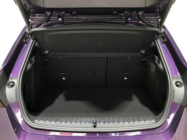 BMW Serie 1 120i color Violeta. Año 2025. 125KW(170CV). Gasolina. En concesionario Movilnorte El Carralero de Madrid