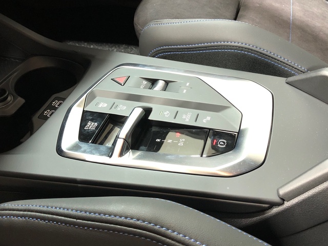 BMW Serie 1 120i color Violeta. Año 2025. 125KW(170CV). Gasolina. En concesionario Movilnorte El Carralero de Madrid