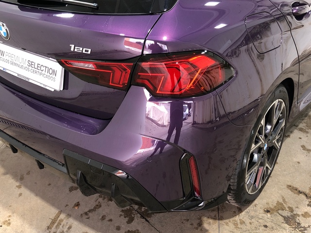 BMW Serie 1 120i color Violeta. Año 2025. 125KW(170CV). Gasolina. En concesionario Movilnorte El Carralero de Madrid