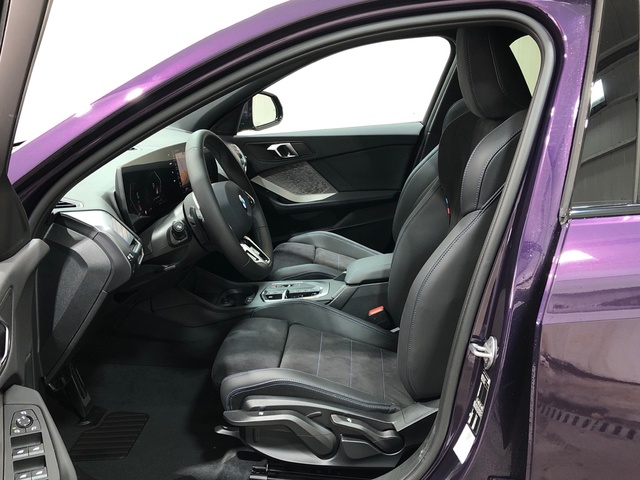 BMW Serie 1 120i color Violeta. Año 2025. 125KW(170CV). Gasolina. En concesionario Movilnorte El Carralero de Madrid