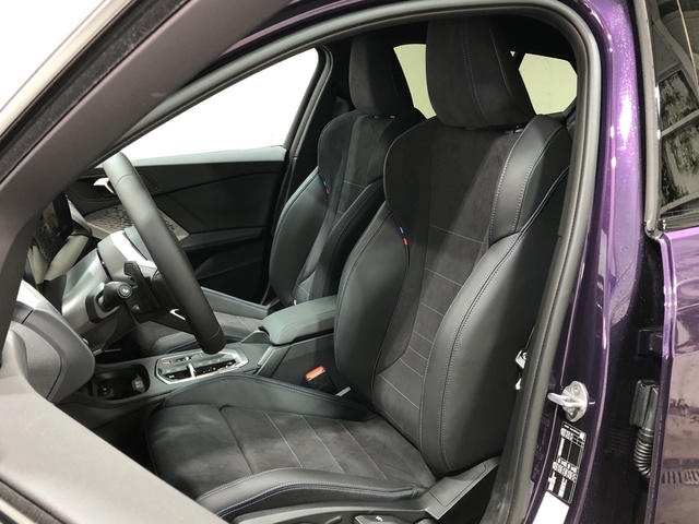 BMW Serie 1 120i color Violeta. Año 2025. 125KW(170CV). Gasolina. En concesionario Movilnorte El Carralero de Madrid