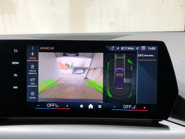 BMW Serie 1 120i color Violeta. Año 2025. 125KW(170CV). Gasolina. En concesionario Movilnorte El Carralero de Madrid