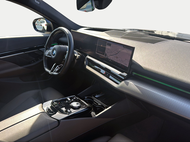 BMW Serie 5 520d color Gris. Año 2024. 145KW(197CV). Diésel. En concesionario Ilbira Motor | Granada de Granada