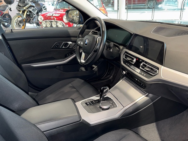 BMW Serie 3 318d color Azul. Año 2021. 110KW(150CV). Diésel. En concesionario Motor Gorbea de Álava