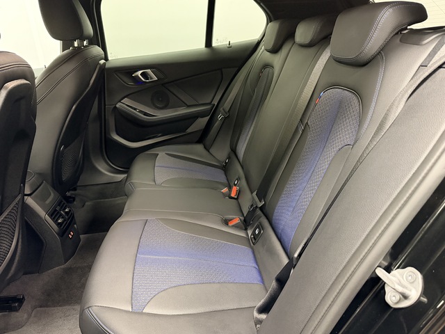 BMW Serie 1 118i color Negro. Año 2024. 103KW(140CV). Gasolina. En concesionario Maberauto de Castellón