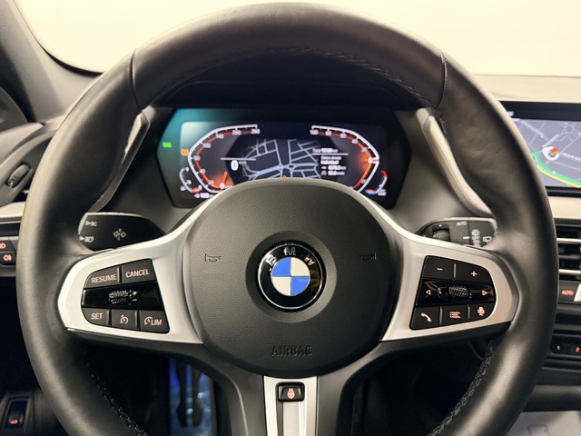 BMW Serie 1 118i color Negro. Año 2024. 103KW(140CV). Gasolina. En concesionario Maberauto de Castellón