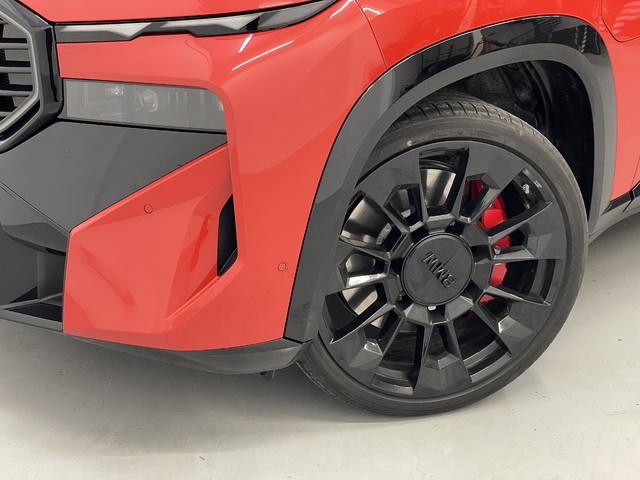 BMW XM 50e color Rojo. Año 2025. 350KW(476CV). Híbrido Electro/Gasolina. En concesionario Cabrero Motorsport de Huesca