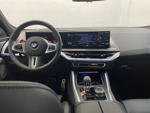 BMW XM 50e color Rojo. Año 2025. 350KW(476CV). Híbrido Electro/Gasolina. En concesionario Cabrero Motorsport de Huesca