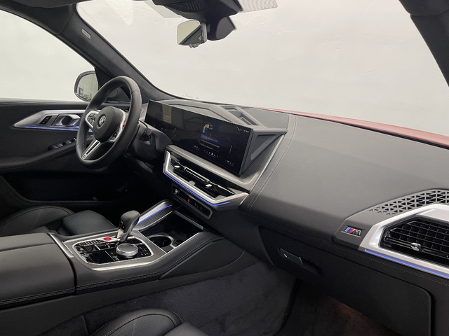 BMW XM 50e color Rojo. Año 2025. 350KW(476CV). Híbrido Electro/Gasolina. En concesionario Cabrero Motorsport de Huesca