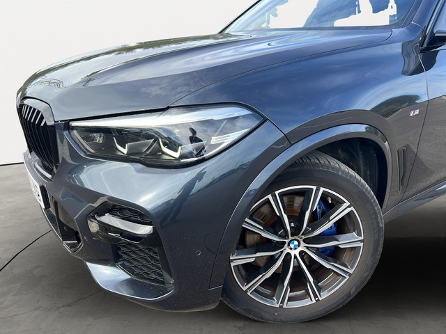 BMW X5 xDrive25d color Gris. Año 2022. 170KW(231CV). Diésel. En concesionario Movitransa Cars Jerez de Cádiz