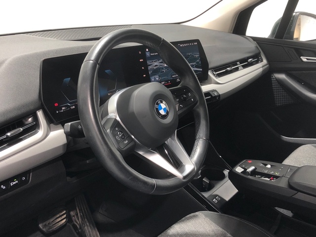 BMW Serie 2 218d Active Tourer color Verde. Año 2023. 110KW(150CV). Diésel. En concesionario Auto Premier, S.A. - MADRID de Madrid