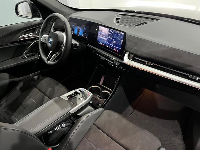 BMW iX1 eDrive20 color Gris Plata. Año 2025. 150KW(204CV). Eléctrico. En concesionario Unicars Ponent de Lleida