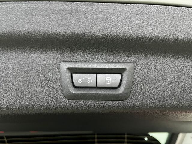 BMW iX1 eDrive20 color Gris Plata. Año 2025. 150KW(204CV). Eléctrico. En concesionario Unicars Ponent de Lleida