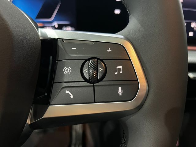 BMW iX1 eDrive20 color Gris Plata. Año 2025. 150KW(204CV). Eléctrico. En concesionario Unicars Ponent de Lleida