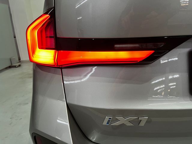BMW iX1 eDrive20 color Gris Plata. Año 2025. 150KW(204CV). Eléctrico. En concesionario Unicars Ponent de Lleida