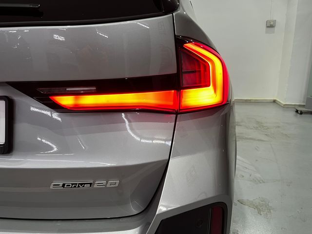 BMW iX1 eDrive20 color Gris Plata. Año 2025. 150KW(204CV). Eléctrico. En concesionario Unicars Ponent de Lleida