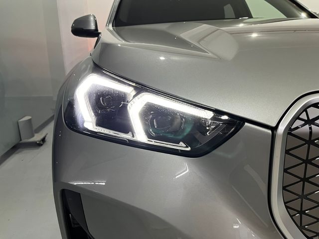 BMW iX1 eDrive20 color Gris Plata. Año 2025. 150KW(204CV). Eléctrico. En concesionario Unicars Ponent de Lleida