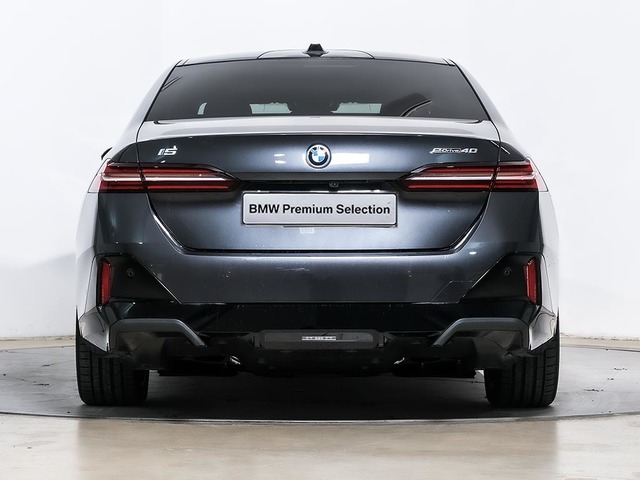 BMW i5 eDrive40 color Gris. Año 2024. 250KW(340CV). Eléctrico. En concesionario Oliva Motor Tarragona de Tarragona