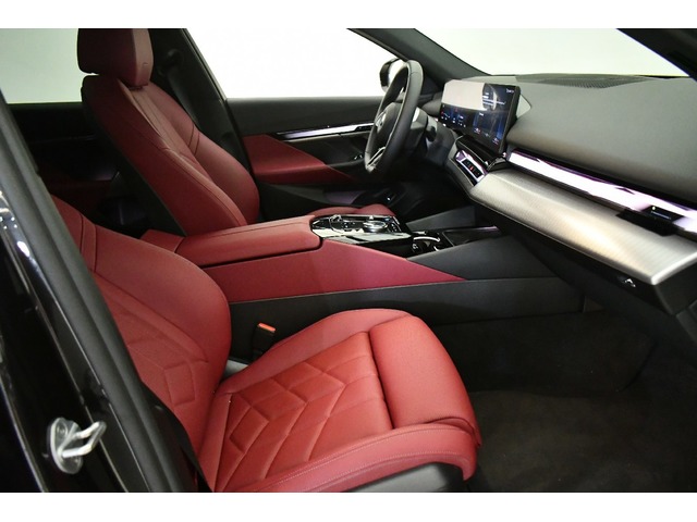 BMW i5 eDrive40 color Gris. Año 2024. 250KW(340CV). Eléctrico. En concesionario Oliva Motor Tarragona de Tarragona