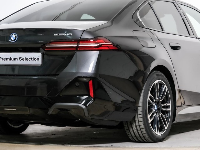 BMW i5 eDrive40 color Gris. Año 2024. 250KW(340CV). Eléctrico. En concesionario Oliva Motor Tarragona de Tarragona