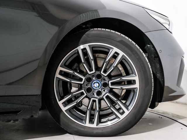 BMW i5 eDrive40 color Gris. Año 2024. 250KW(340CV). Eléctrico. En concesionario Oliva Motor Tarragona de Tarragona