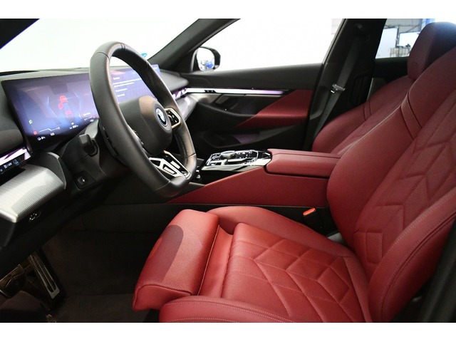 BMW i5 eDrive40 color Gris. Año 2024. 250KW(340CV). Eléctrico. En concesionario Oliva Motor Tarragona de Tarragona