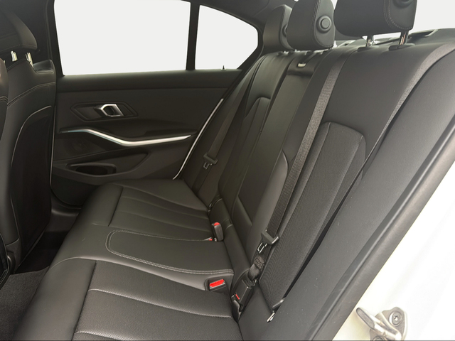 BMW Serie 3 330e color Blanco. Año 2024. 215KW(292CV). Híbrido Electro/Gasolina. En concesionario Ilbira Motor | Granada de Granada