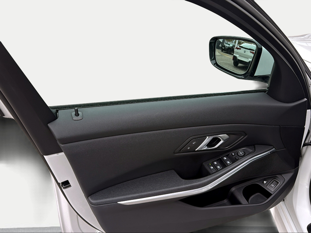 BMW Serie 3 330e color Blanco. Año 2024. 215KW(292CV). Híbrido Electro/Gasolina. En concesionario Ilbira Motor | Granada de Granada