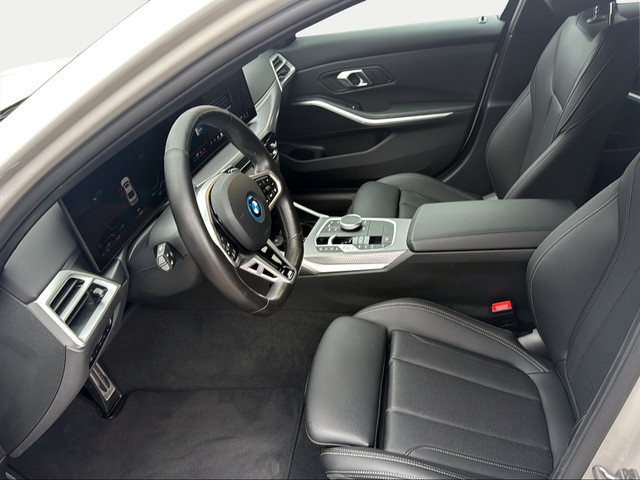 BMW Serie 3 330e color Blanco. Año 2024. 215KW(292CV). Híbrido Electro/Gasolina. En concesionario Ilbira Motor | Granada de Granada