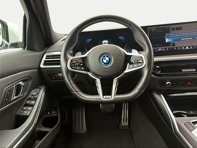BMW Serie 3 330e color Blanco. Año 2024. 215KW(292CV). Híbrido Electro/Gasolina. En concesionario Ilbira Motor | Granada de Granada