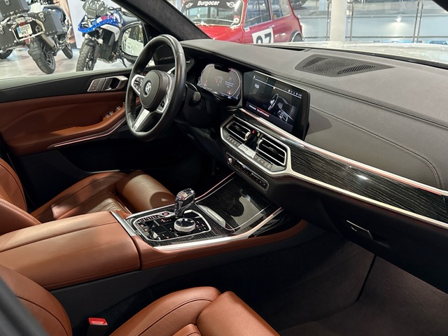 BMW X7 xDrive40d color Blanco. Año 2021. 250KW(340CV). Diésel. En concesionario Motor Gorbea de Álava