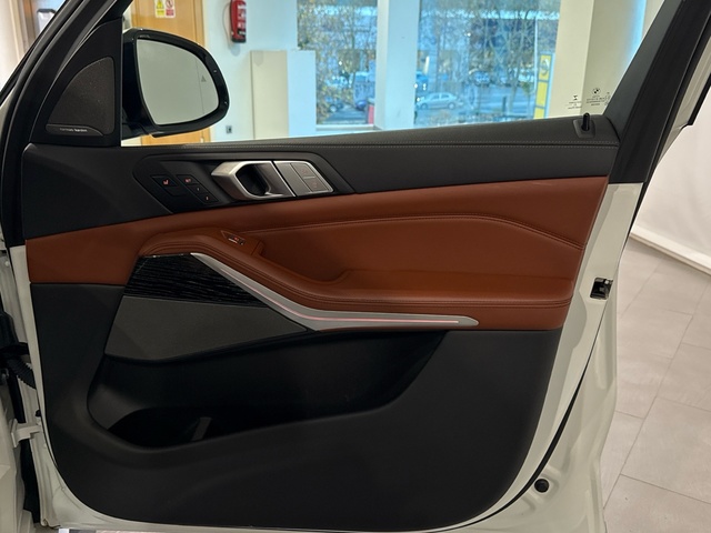 BMW X7 xDrive40d color Blanco. Año 2021. 250KW(340CV). Diésel. En concesionario Motor Gorbea de Álava