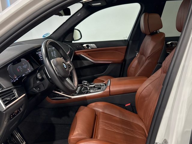 BMW X7 xDrive40d color Blanco. Año 2021. 250KW(340CV). Diésel. En concesionario Motor Gorbea de Álava