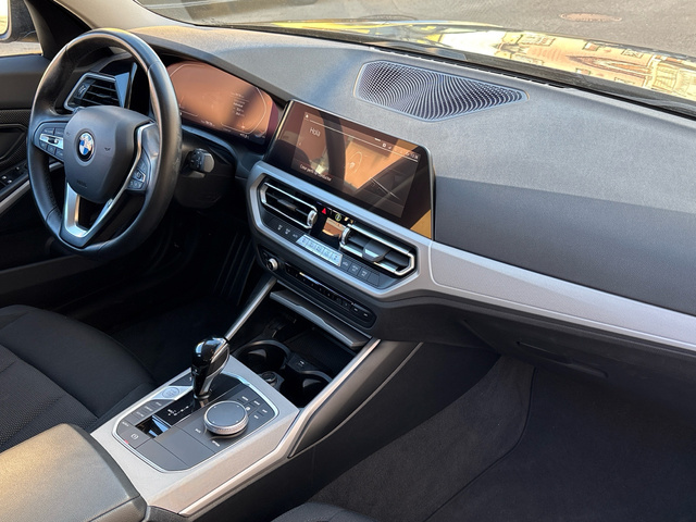 BMW Serie 3 318d Touring color Negro. Año 2022. 110KW(150CV). Diésel. En concesionario BYmyCAR Madrid - Algete de Madrid