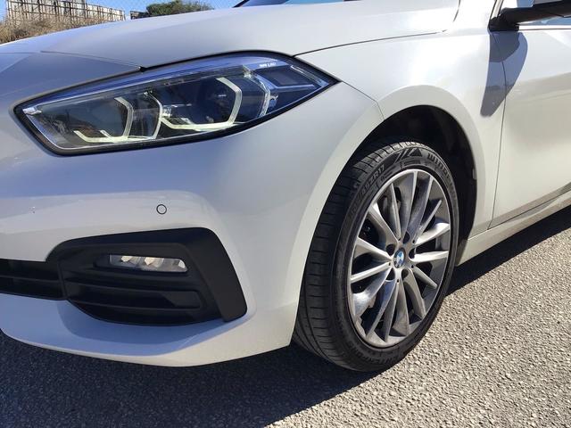 BMW Serie 1 118i color Blanco. Año 2024. 103KW(140CV). Gasolina. En concesionario Automotor Premium Velázquez - Málaga de Málaga